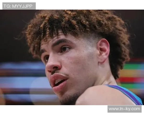 拉梅洛鲍尔上半场表现出色10投6中三分球命中率高达50贡献17分4篮板2助攻4抢断